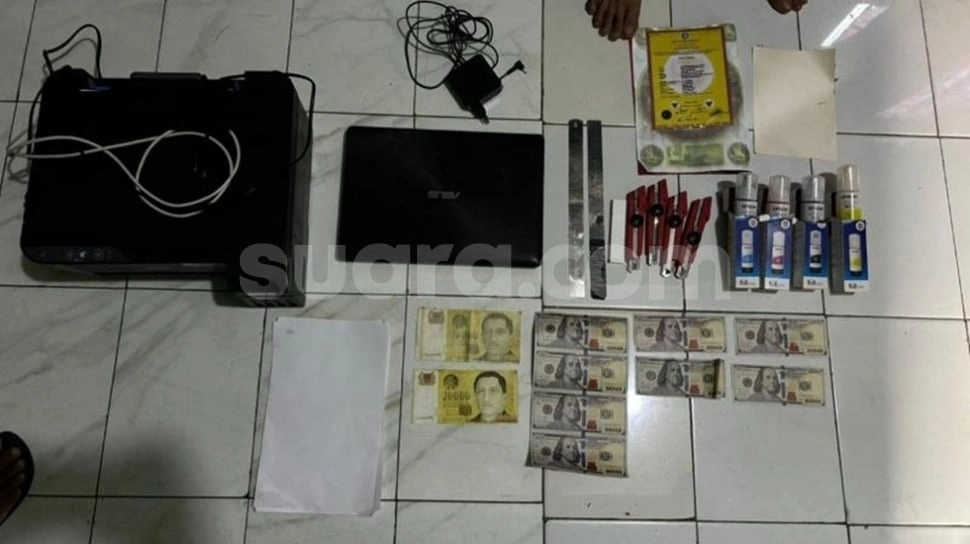 Polda Metro Jaya Ungkap Jaringan Uang Palsu USD dan SGD, Ribuan Lembar Disita