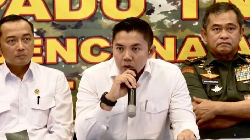 Seskab Teddy Jawab Tudingan Lamban: Perintah Prabowo Turun di Hari Pertama Banjir Sumatra
