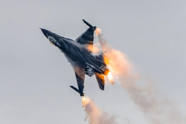 Jet Tempur F-16 AS Jatuh di Gurun California, Meledak Saat Terbang