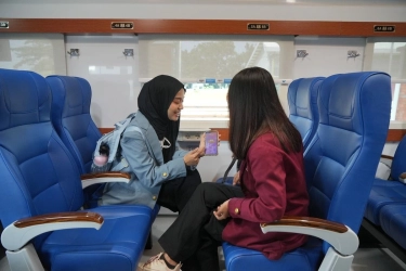 Selain Sabar, Ini Cara Atasi Penumpang yang Berisik di Kereta