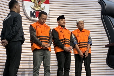 Terima Suap Rp 14,2 M, Bupati Bekasi Ade Kuswara dan Ayahnya Ditahan KPK