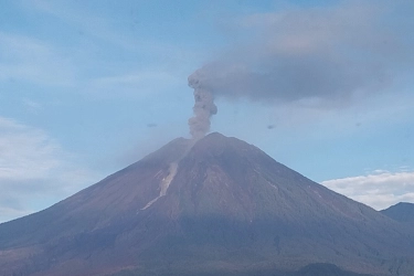 Gunung Semeru Kembali Erupsi, Tinggi Letusan Capai 1,2 Kilometer, Pendakian Ditutup