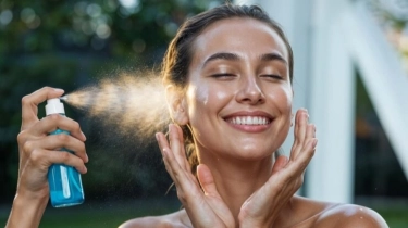 5 Rekomendasi Sunscreen Spray untuk Re-apply: Praktis dan Tak Khawatir Makeup Rusak