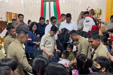 Gibran Bagi-bagi Hadiah Natal Bersama Sinterklas, Tinjau Kesiapan di Sumut
