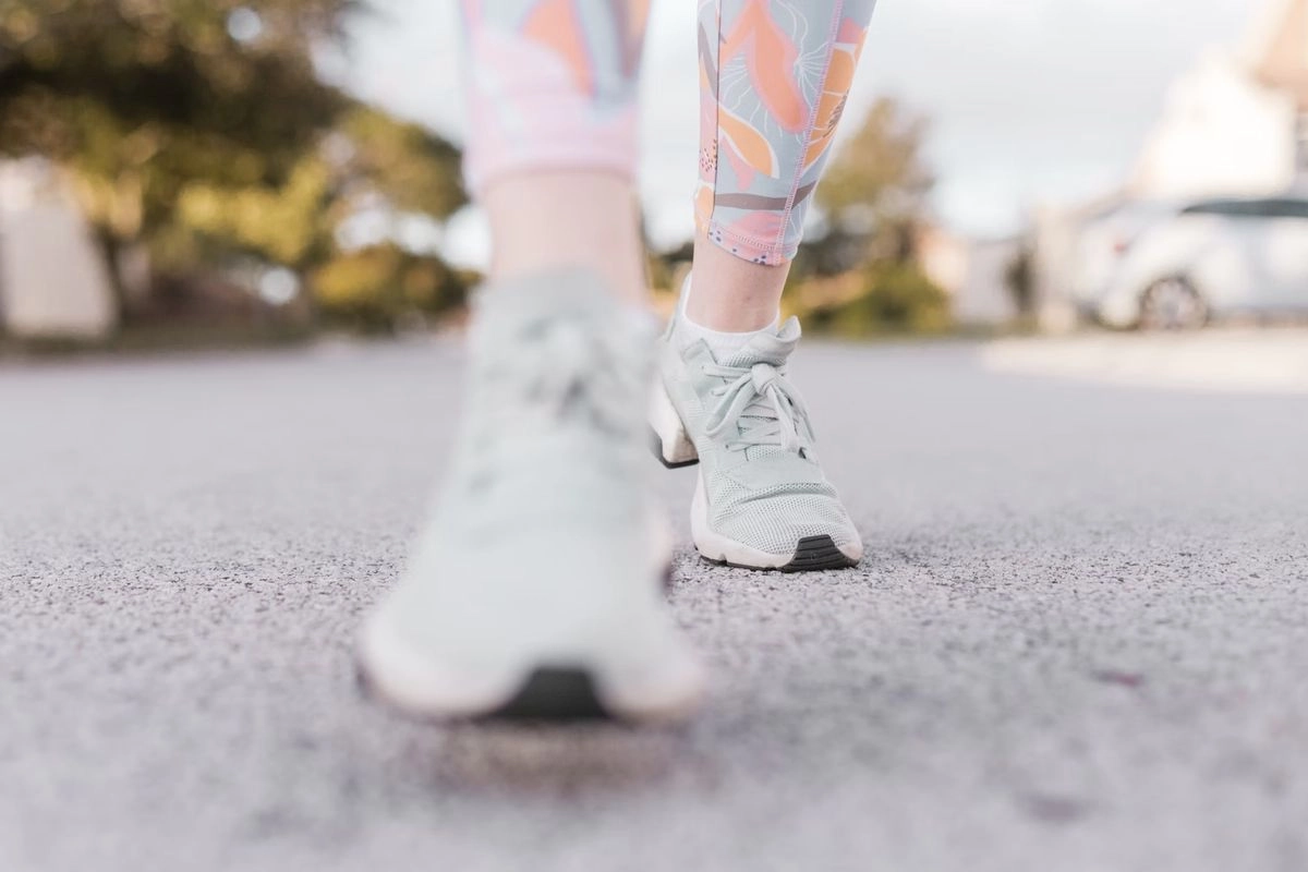 Jalan Kaki Cepat atau Lebih Jauh, Mana yang Lebih Sehat? Ini Penjelasan Dokter