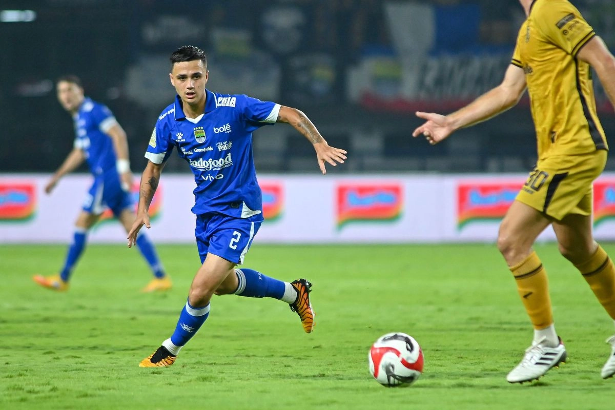 Saat Hodak Bergurau Eliano Reijnders Perlu Coba Jadi Kiper Persib...