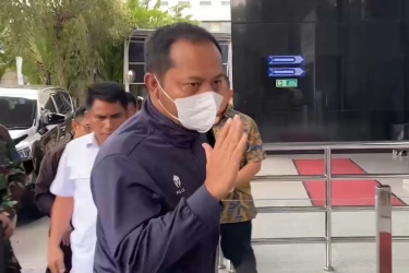 Taruna Fariadi, Jaksa HSU yang Tabrak Petugas Saat Kabur dari OTT, Tiba di KPK