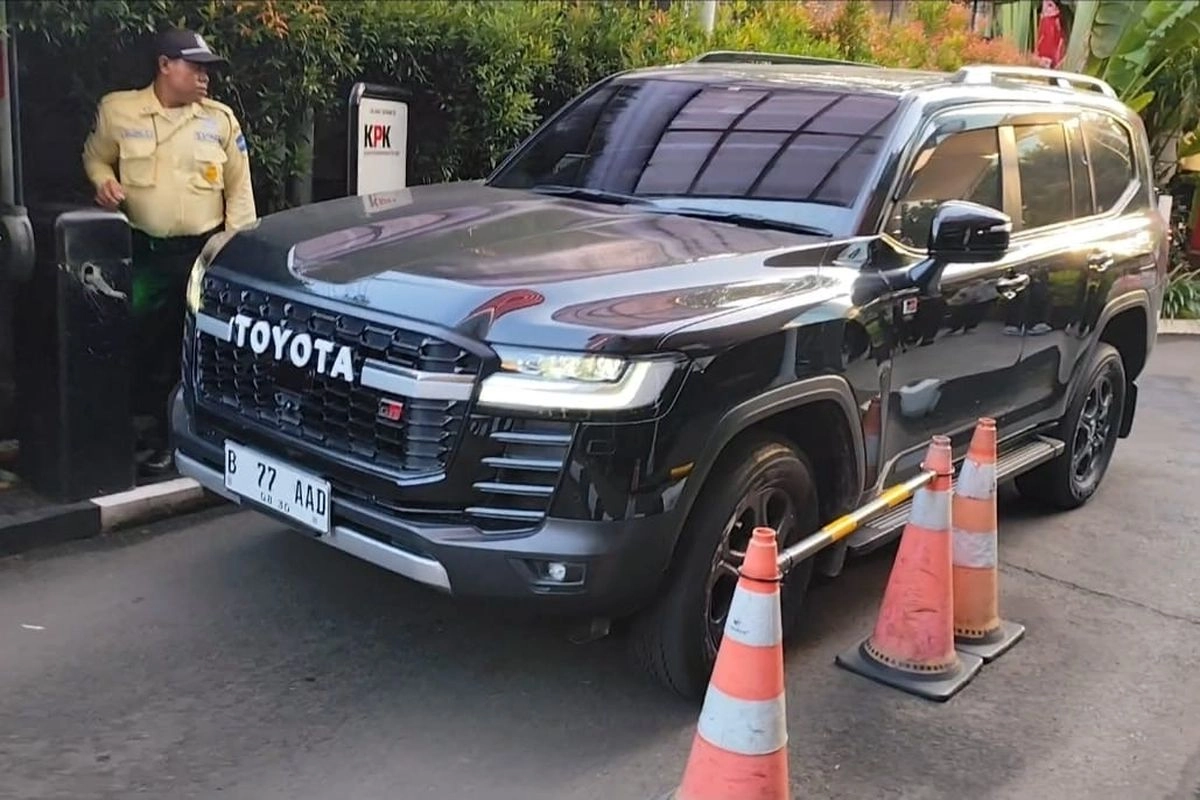 KPK Sita Land Cruiser Saat Geledah Rumah Bupati Bekasi Ade Kuswara