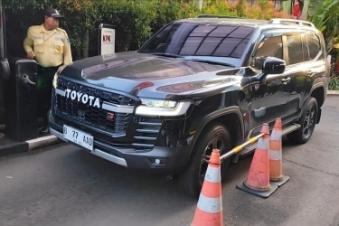 KPK Sita Land Cruiser Saat Geledah Rumah Bupati Bekasi Ade Kuswara