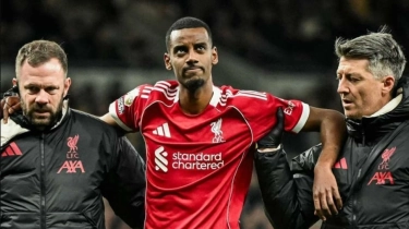 Alexander Isak Patah Tulang, Arne Slot Murka Semprot Micky van de Ven