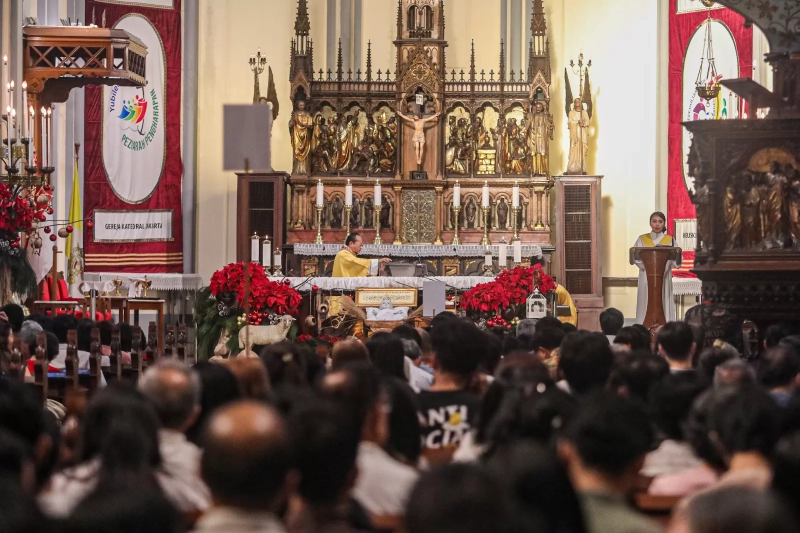 10.000 Umat Katolik Penuhi Katedral Jakarta, Ikuti Misa Malam Natal 2025