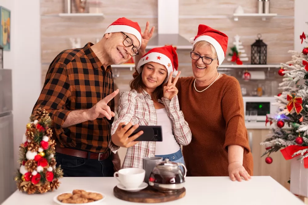 8 Tradisi Natal yang Menurut Anak Muda Hari Ini Sudah Ketinggalan Zaman, Apa Saja Ya?
