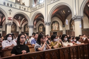 Menko PMK Pratikno Kunjungi Gereja di Jakarta di Malam Natal, Sampaikan Upaya Penanganan Bencana Sumatera
