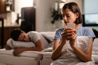 Apa Itu Micro-Cheating? Kenali Tanda Selingkuh 'Tipis-Tipis' yang Sering Dianggap Wajar