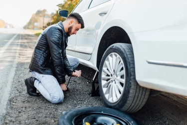 Biar Tetap Lancar Saat Perjalanan Libur Nataru! Ini 5 Waktu yang Tepat Ganti Ban Mobil Kamu