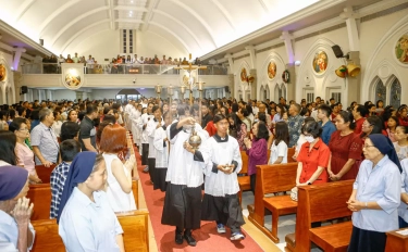 Perbedaan Misa Natal Pagi, Siang, dan Malam: Makna Iman di Setiap Waktu Perayaan