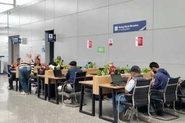 Lokasi Ruang Tunggu di Stasiun Jatinegara, Ada Meja dan Colokan