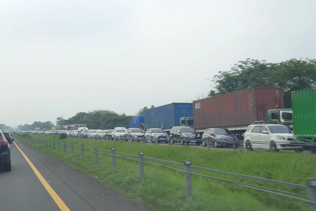 Arah Cirebon Mengular Saat Natal Tol Cipali Catat Rekor Lonjakan Kendaraan