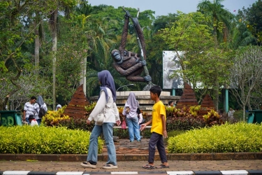 Liburan Akhir Tahun ke Ragunan, Coba Feeding Animal