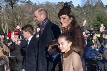 Makna di Balik Mantel Tartan Kate Middleton yang Dipakai Saat Natal