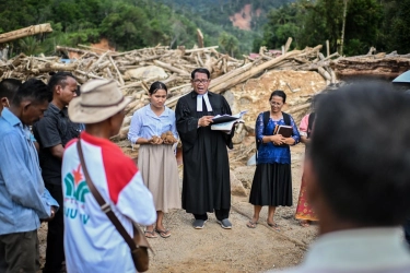 Terang Natal di Hulu Sungai yang Gelap