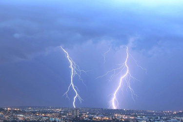 Tips Terhindar dari Sambaran Petir Saat Mendaki Gunung pada Musim Hujan