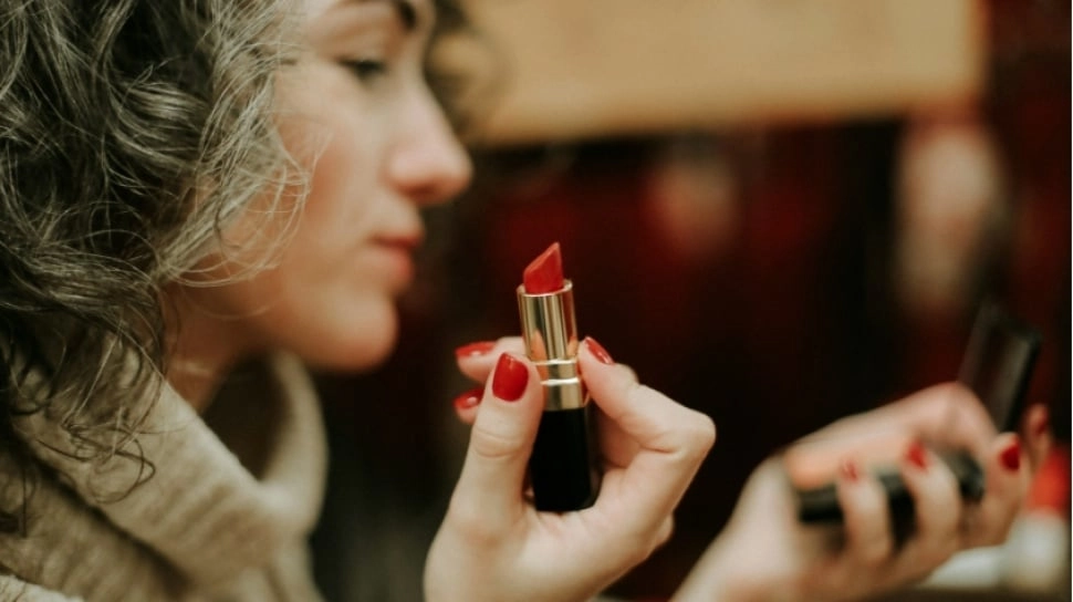 5 Lipstik Lokal yang Elegan dan Tahan Lama untuk Usia 50-an