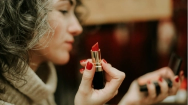 5 Lipstik Lokal yang Elegan dan Tahan Lama untuk Usia 50-an