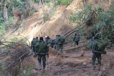 Akses Jalan Terputus, Satgas Gulbencal Salurkan Bantuan ke Desa Terisolir di Sitahuis dengan Berjalan Kaki