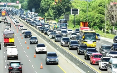 Lalu Lintas di Jalan Tol Japek Mulai Padat, Jasa Marga Terapkan Contraflow Mulai dari KM 70 - KM 47 arah Jakarta