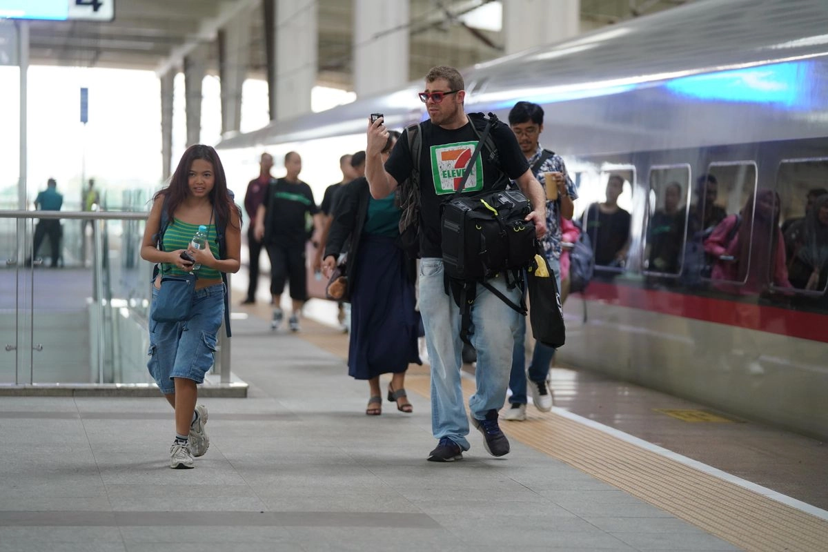 7.000 Wisatawan Malaysia Naik Whoosh Saat Libur Nataru