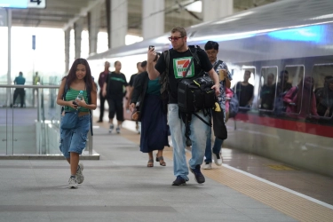 7.000 Wisatawan Malaysia Naik Whoosh Saat Libur Nataru