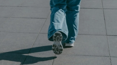 5 Rekomendasi Sepatu Jalan Lokal Setara Hoka Original, Kualitas Juara Berani Diadu