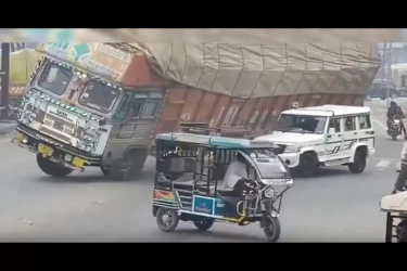 Detik-detik Truk Bermuatan Sekam Terguling Timpa Mobil di India Terekam Kamera: Sopir Tewas di Tempat