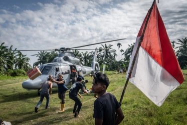 TNI Telah Distribusikan 2.699,53 Ton Logistik ke Wilayah Banjir Sumatera