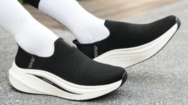 5 Sepatu Lokal Senyaman Skechers, Tanpa Tali untuk Jalan Kaki Lansia