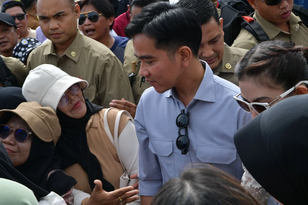 Momen Gibran Berbaur dan Menyapa Warga yang Liburan Akhir Tahun di IKN