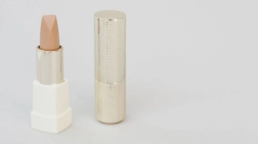 5 Rekomendasi Lip Balm Terbaik untuk Bibir Hitam dan Pecah-pecah