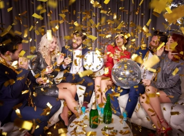 Macam-Macam Tradisi dan Ritual Unik untuk Menyambut Tahun Baru di Berbagai Negara: Makan 12 Anggur, Lompat dari Kursi, dan Lain-Lain