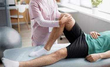 Nikmati Liburan Tanpa Nyeri Lutut, Kapan Perlu Knee Arthroplasty?