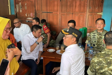 Ketika Seskab Teddy Ngopi di Warung Pinggir Jalan Tapsel Bareng Bobby dan KSAD