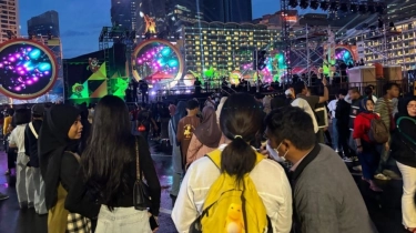 Warga Antusias Rayakan Tahun Baru di Bundaran HI Meski Tanpa Kembang Api: yang Penting Jalan-Jalan