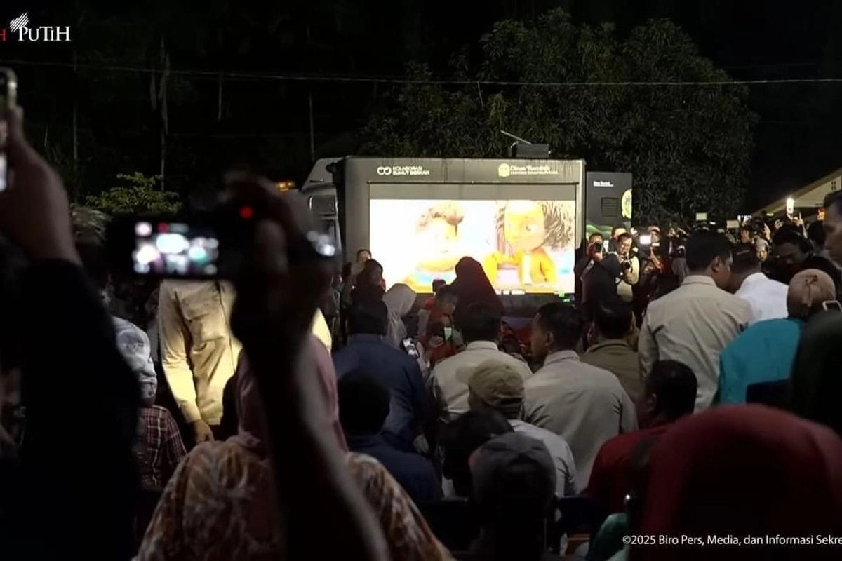 Momen Prabowo, AHY, dan Bobby Nonton ''Jumbo'' Bareng Pengungsi di Tapanuli Selatan