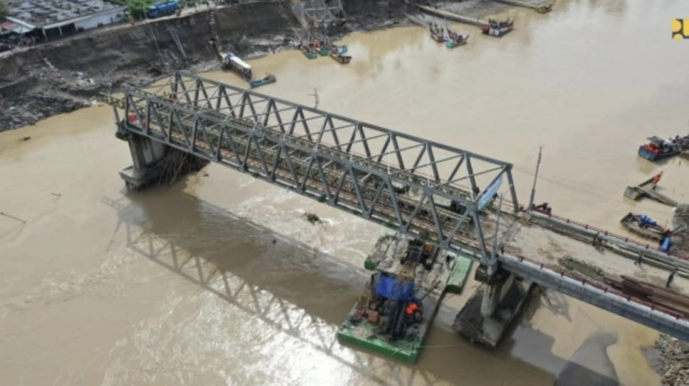 Kolaborasi Kementerian PU dan TNI Pastikan Jembatan Darurat Krueng Tingkeum Aman Dilalui Warga