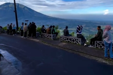 Libur Nataru di Gunung Telomoyo, Diserbu 5.700 Orang pada Awal Tahun