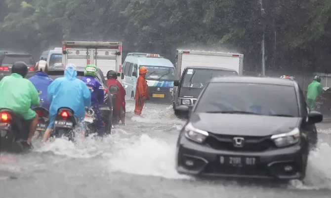 Perlu Fokus Ekstra Mengemudi di Tengah Hujan untuk Hindari Aquaplanning   