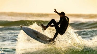 Petualangan Laut Jawa Barat: Berselancar di Ombak Memukau Pantai Selatan