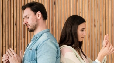 Sering Jadi Pemicu Keributan: Ini Alasan Istri Mudah Stres saat Melihat Suami Bersantai di Rumah