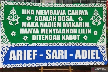 Sidang Perdana Kasus Nadiem Makariem Diwarnai Karangan Bunga, Ini Isinya