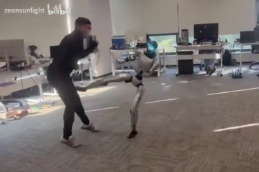 Aksi Viral Robot Humanoid Salah Tendang Instruktur, Lalu Ikut 